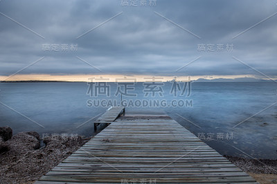弗门特拉港的夜景