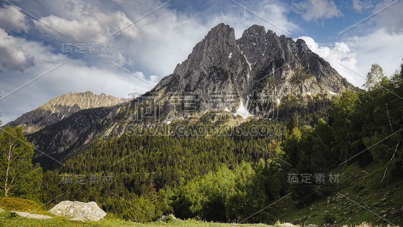 美丽的Aigüestortes i Estany de Sant Maurici国家公园的西班牙比利