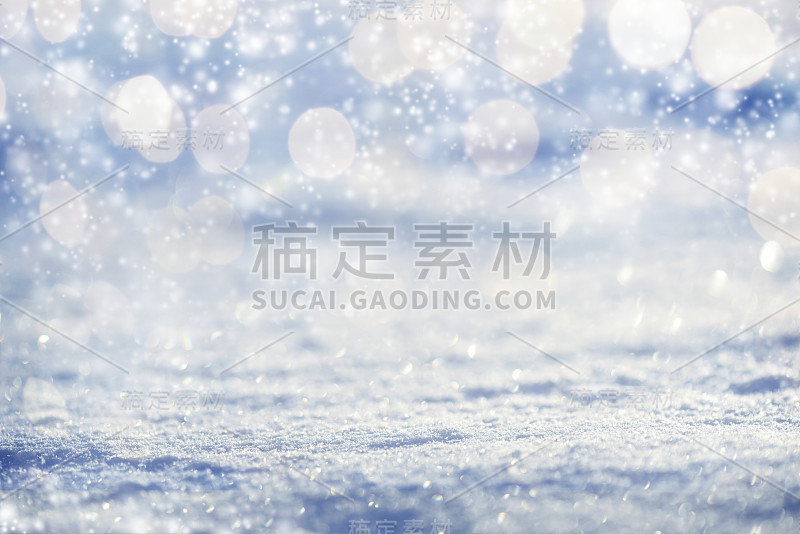 闪闪发光的圣诞雪与金色的灯光和闪闪发光的背景