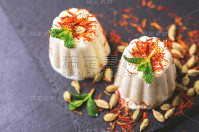 印度冰淇淋甜点，加藏红花，薄荷，坚果的冰淇淋