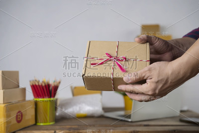 产品的硬纸盒，供客户使用。网上销售，电子商务，包装概念，在家工作