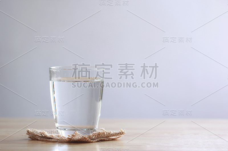 靠近桌子上放一杯水