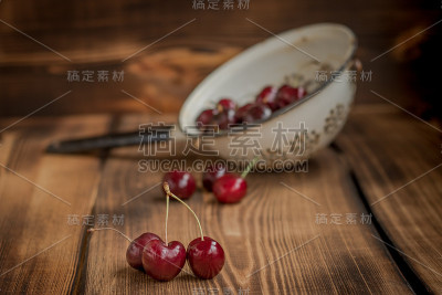 滤锅里的樱桃