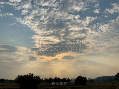 黄昏的天空。
