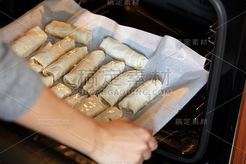 糕点准备，奶酪和土豆法棍馅饼。用烤盘烹饪。