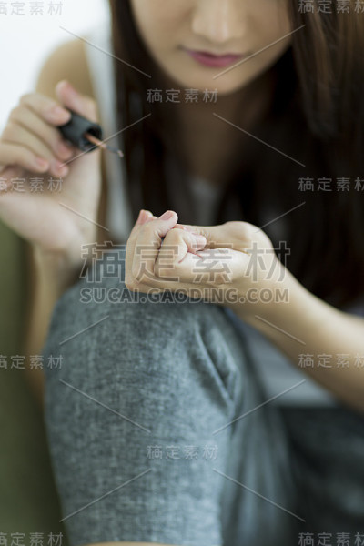 年轻女子修指甲