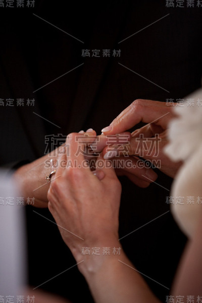 新娘和新郎交换结婚戒指