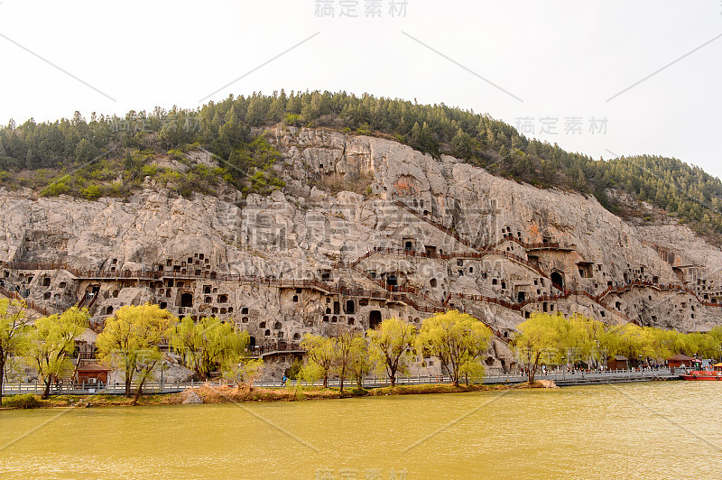 龙门石窟(龙门石窟)或龙门石窟。联合国教科文组织世界遗产，有成千上万的佛像和他的弟子
