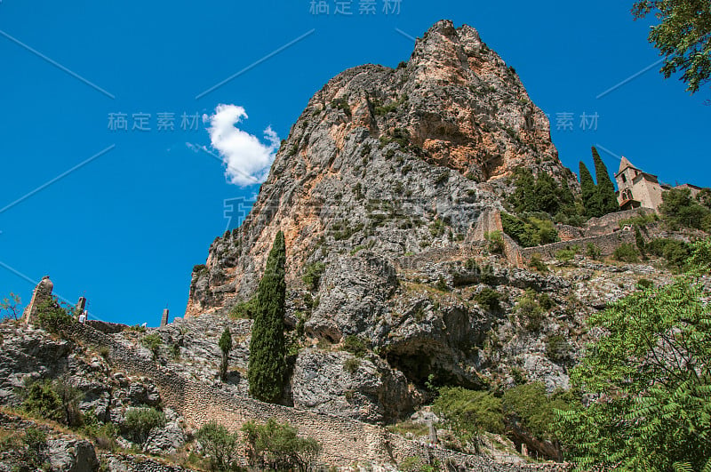 在悬崖和岩石楼梯中间的波伏娃圣母院教堂的特写