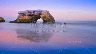 黄昏平静的海滩