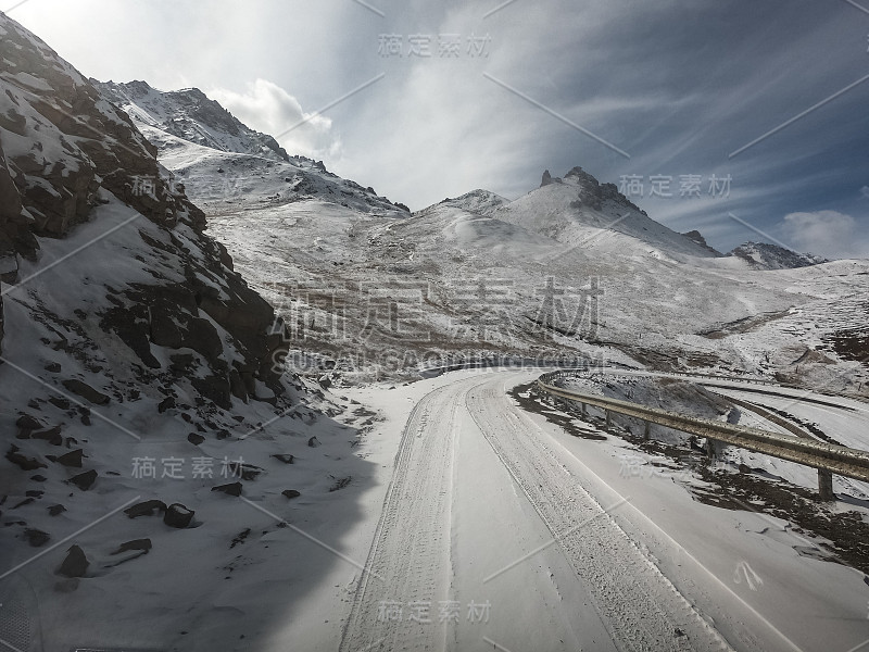 砾石路在干燥的土地上与雪山