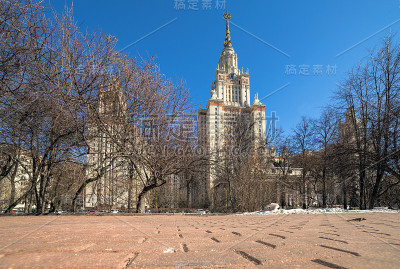 阳光普照下的莫斯科国立大学春季校园