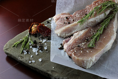 煎锅里的牛排