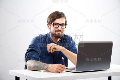 英俊的自由工作者