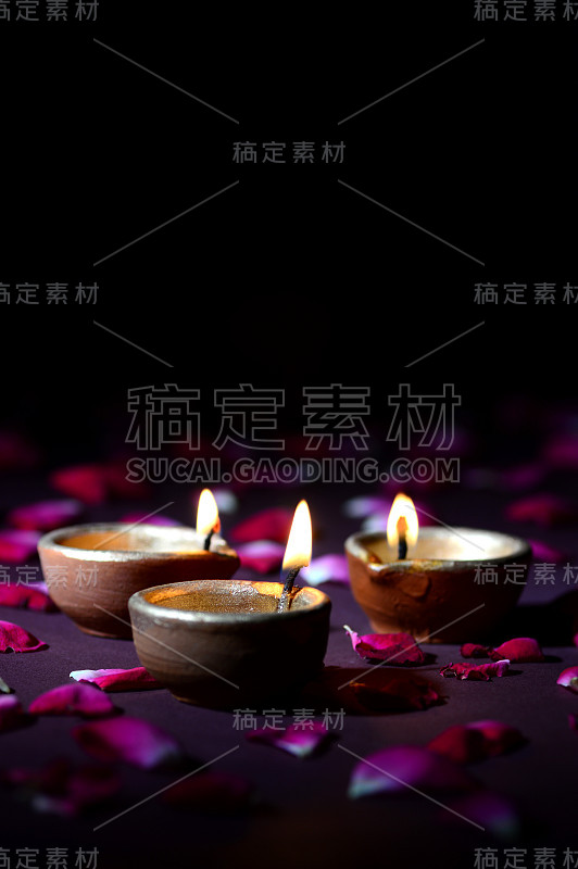 传统的粘土灯在排灯节庆祝期间点燃