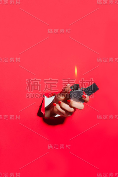 手持打火机打破墙壁
