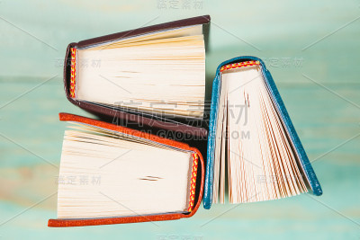 杂乱的旧书堆
