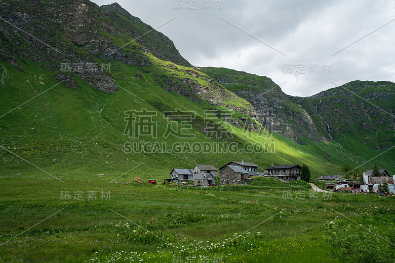 阿尔卑斯山在瑞士南部的皮奥拉全景在夏天的时间