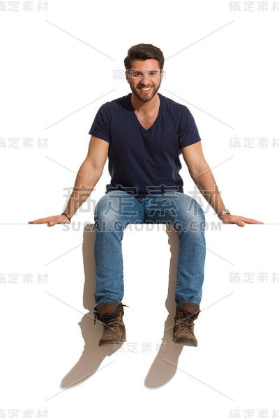 微笑的英俊男子坐在白色旗帜的顶端