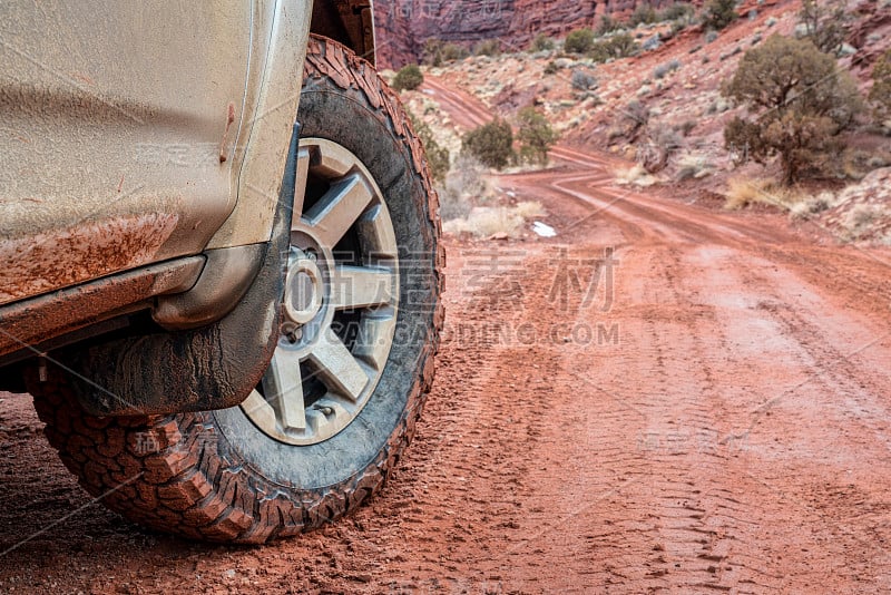 4 × 4越野车或卡车驾驶在一个肮脏的峡谷道路