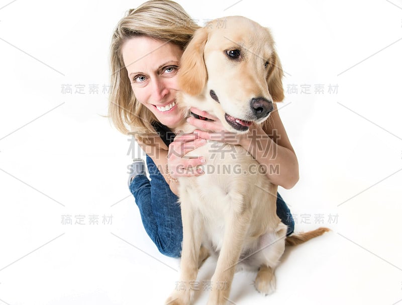 漂亮的女人和她美丽的金毛猎犬在白色的背景