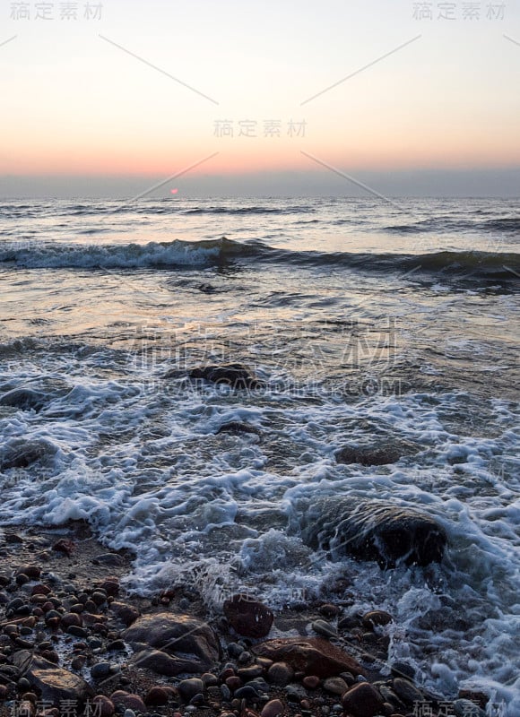 美丽的日落在波罗的海的沙滩列特瓦，克莱佩达