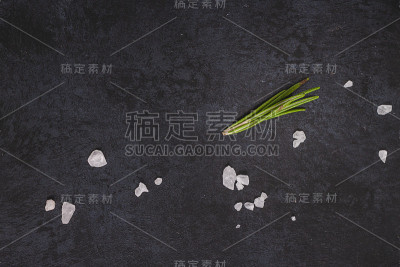 t骨烤牛排配香料和香草