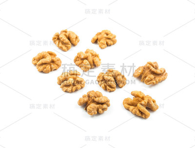 白色上孤立的核桃