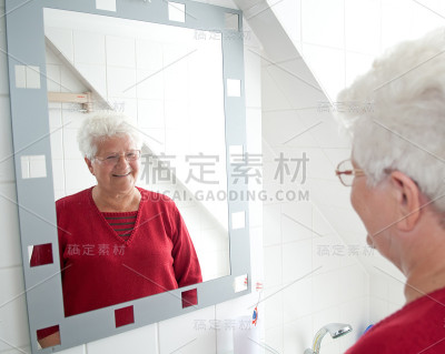 老女人在照镜子