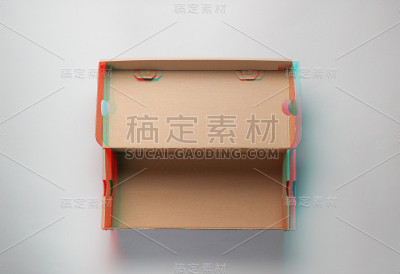 灰色背景上的空纸板箱。故障的效果。俯视图