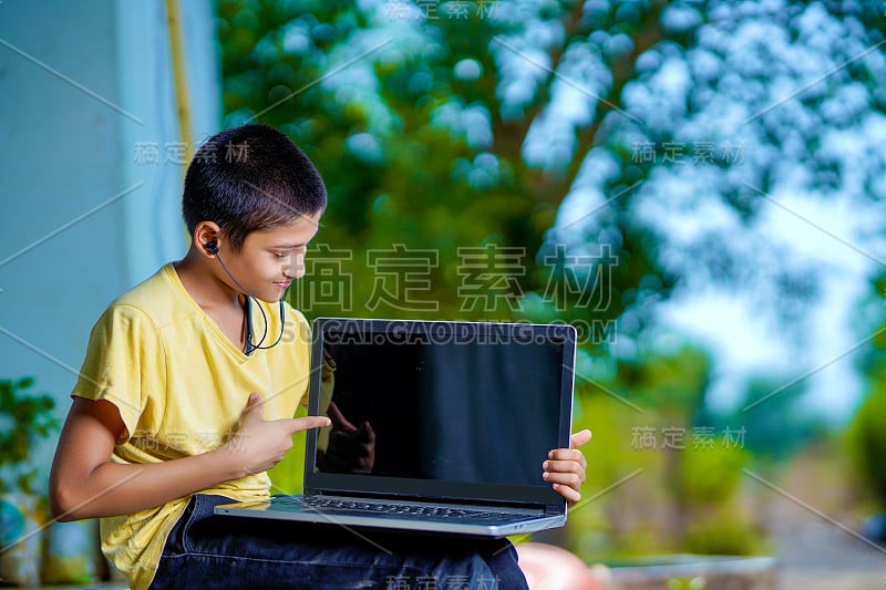 亚洲男孩在家庭隔离期间使用笔记本电脑进行在线学习在家自学。居家教育、在线学习、居家隔离、在线学习、冠