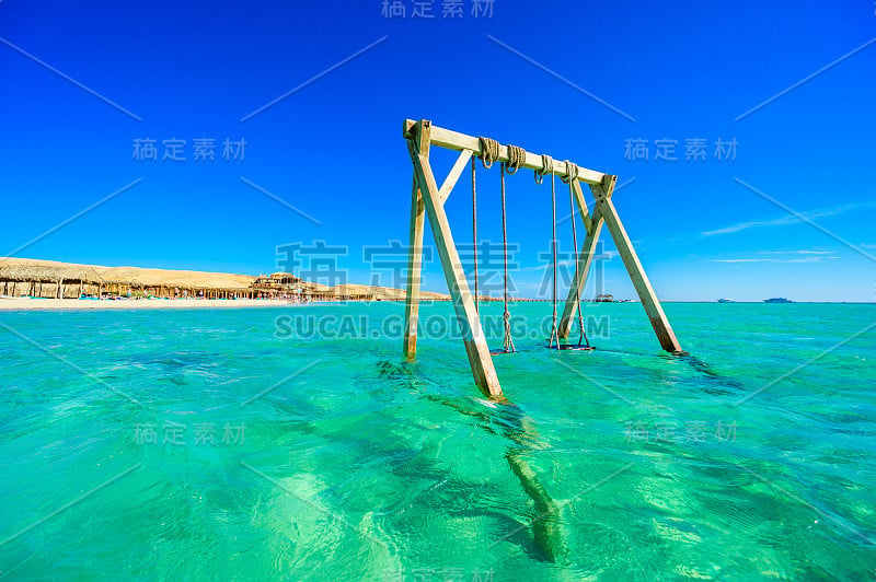 在清澈湛蓝的海水中摇摆-橙色海湾海滩与白色海滩-吉敦岛天堂般的海岸线，马赫米亚，赫尔加达，红海，埃及