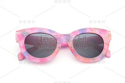 白色背景上优雅的太阳镜