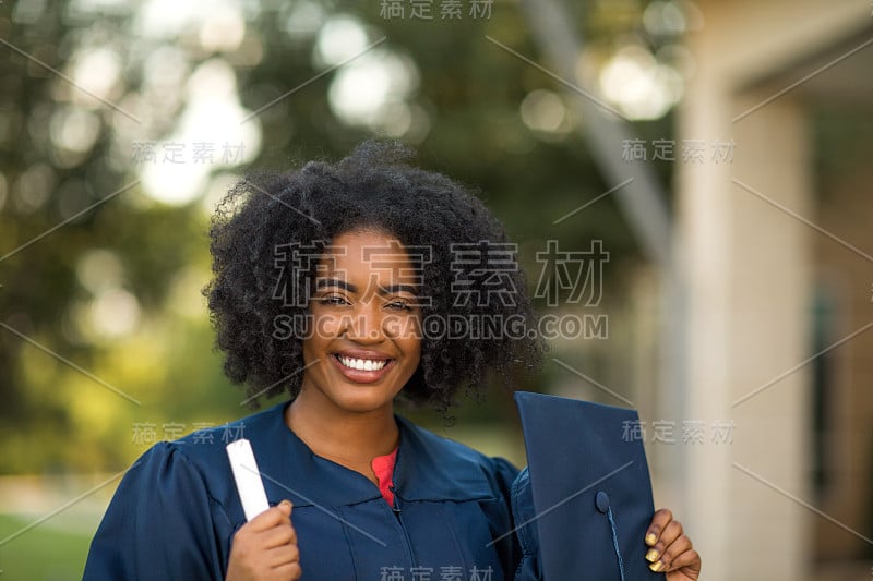 毕业典礼上的非裔美国女性。