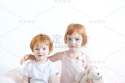 红头发的弟弟和妹妹拥抱在一起
