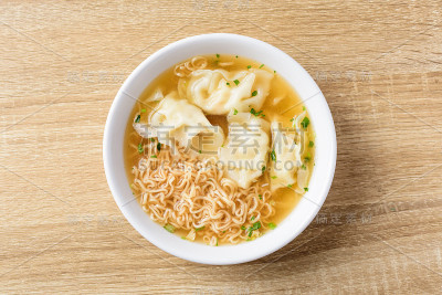方便面汤和馄饨馅的肉末