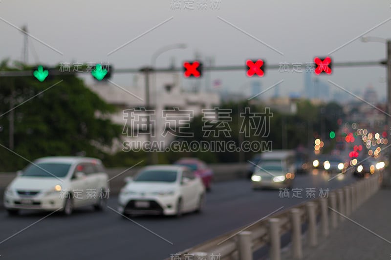 模糊图像的光和交通在城市的抽象背景