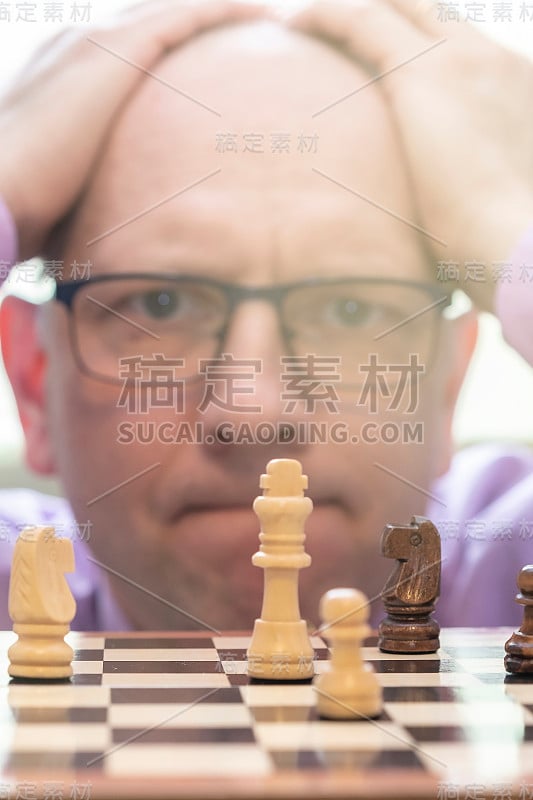 男人若有所思地看着棋子，抬起头。