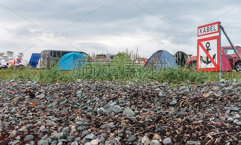 巴伦支海沿岸的旅游营地，上面刻着“电缆”，芬兰马克，挪威