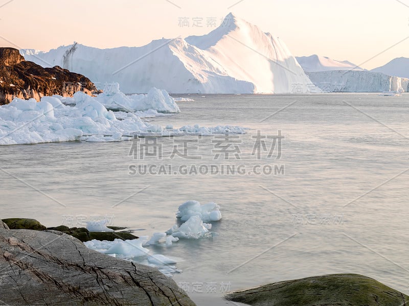 格陵兰岛北冰洋上的冰山