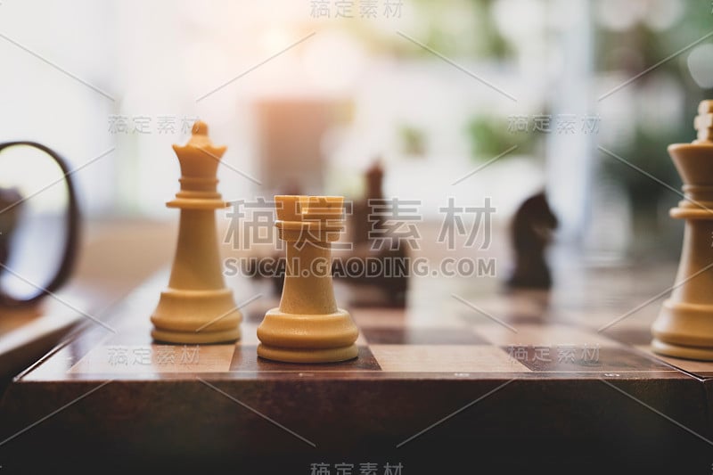 近距离观察棋盘与棋子在木桌上。