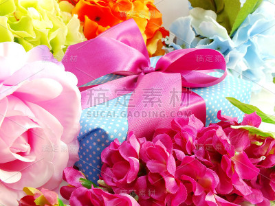 礼盒以粉红色丝带和彩色花朵为背景