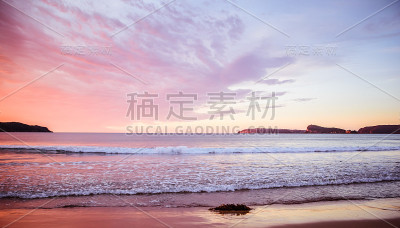 粉红色的日出海景