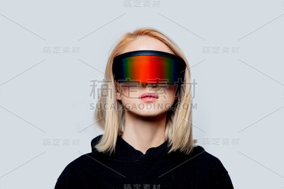 时尚女性在概念VR眼镜上的白色背景