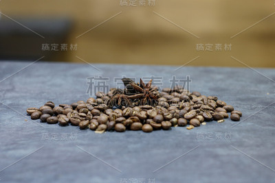 咖啡豆，肉桂棒，八角和干橙子