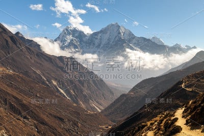 在通往珠穆朗玛峰大本营的徒步旅行路线上。