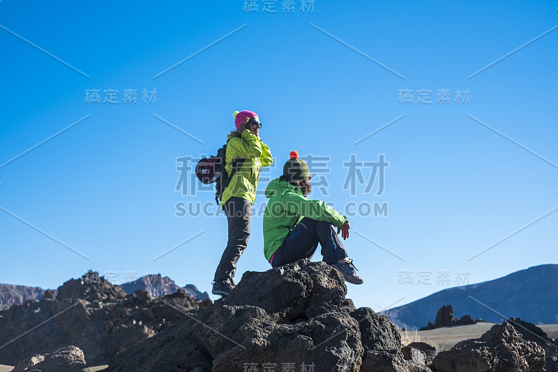 一对女性夫妇享受户外运动休闲活动在山上-活跃的女性夫妇有乐趣在健康的生活方式徒步旅行远足-风景优美的