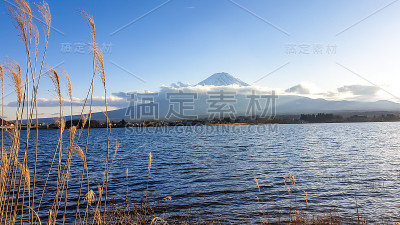 日本——从川口湖眺望富士山的田园诗般的景色