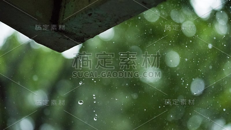 雨水从屋顶流下来