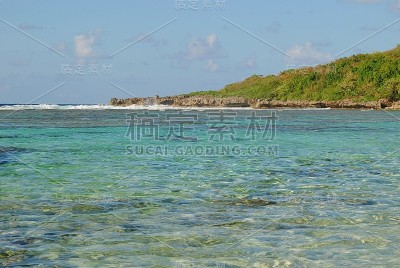 美丽的，原始的海滩和清澈的海水在一个热带岛屿